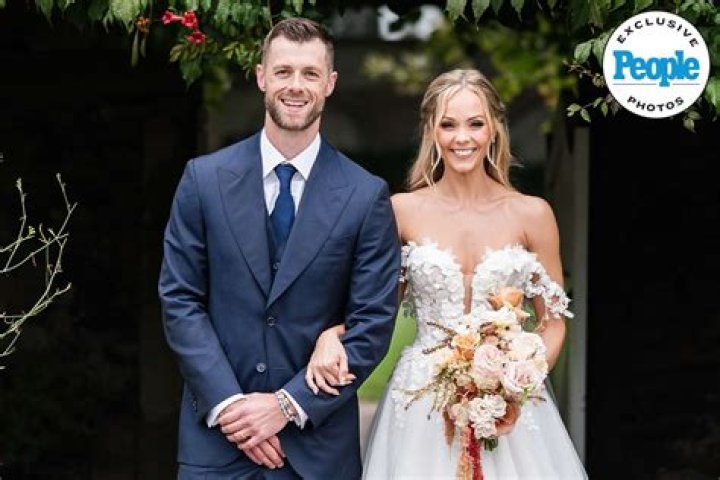 Laura Vandervoort Bio, Husband, Height, Age, Dating, Boyfriend, Net Worth ·